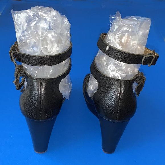 CYNTHIA VINCENT Black Front Zip Buckles Platform Wedge Shoes Sz 5.5 - Picture 4 of 5